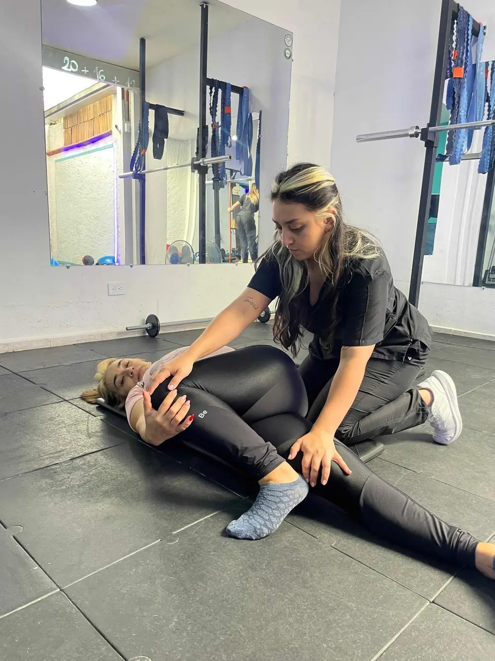 Fisioterapeuta de REHAB guiando una sesión de recuperación funcional
